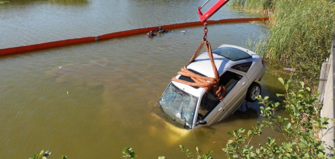 Artykuł: Auto wpadło do kanału (zdjęcia)