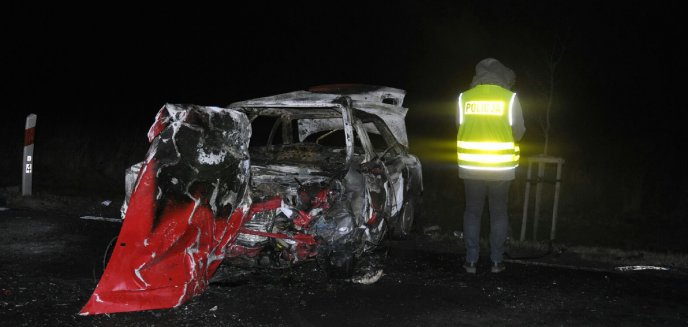 Tragiczny wypadek na DK 51 w okolicy Bezled. Auto rozpadło się na części