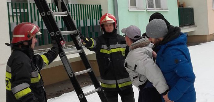 Nietypowa akcja na Zatorzu. Uciekał przed policjantami i utknął na balkonie sąsiada