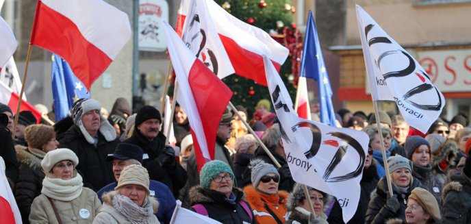 Artykuł: KOD manifestował w Olsztynie. Była też kontrmanifestacja... [DUŻO ZDJĘĆ]