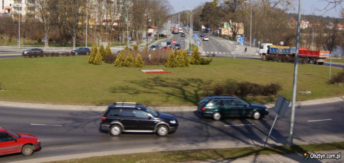 Artykuł: Wypadek na rondzie w Olsztynie. Potrącił rowerzystę