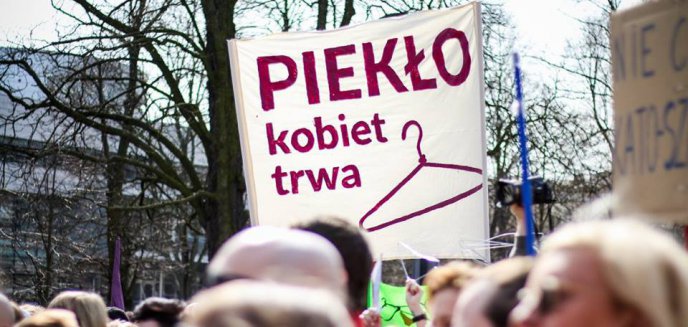 Artykuł: ''Nie dla torturowania kobiet!''. Happening partii Razem w Olsztynie