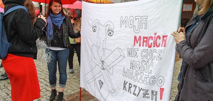 Artykuł: ''Moja macica nie chce nosić waszego krzyża''.  Manifestacja w Olsztynie [ZDJĘCIA]