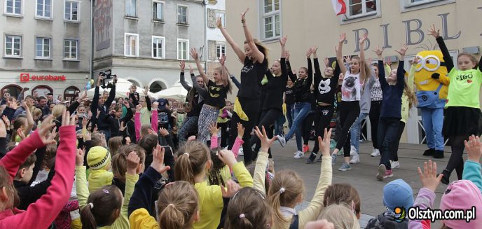 Artykuł: Taneczny flash mob na olsztyńskiej starówce [ZDJĘCIA]
