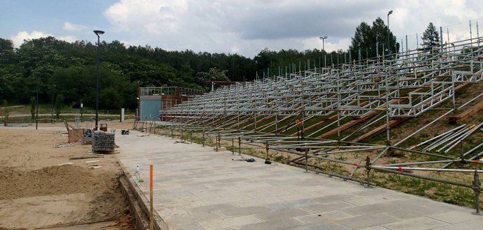 Budują stadion nad jeziorem Ukiel [ZDJĘCIA]