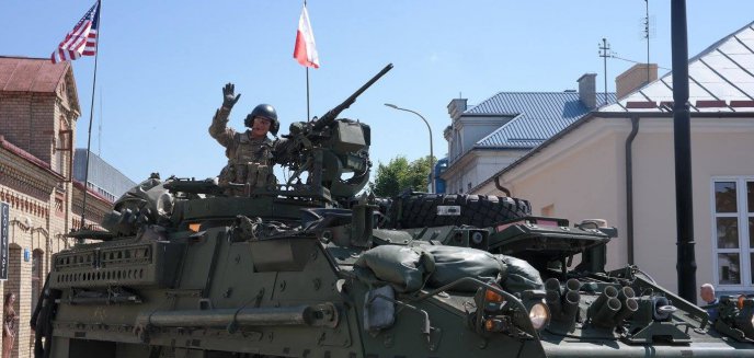 Amerykańscy żołnierze i transportery opancerzone w Olsztynie