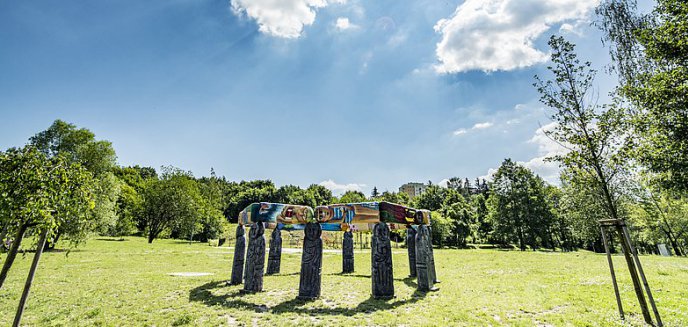 Artykuł: Olsztyńska wersja Stonehenge w Parku Centralnym