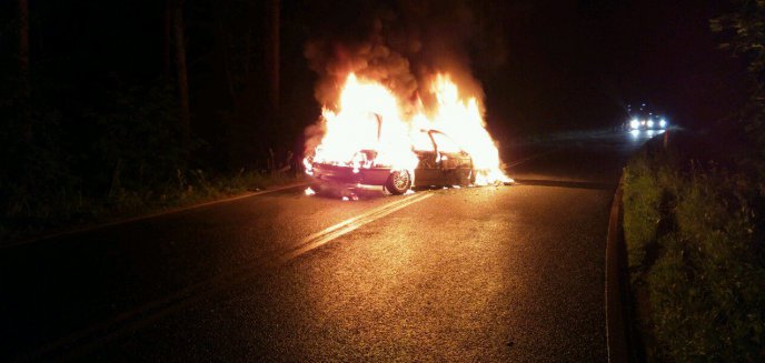 Artykuł: Rozpędzone bmw uderzyło w inne auto. Stanęło w płomieniach
