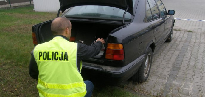 Artykuł: Wywieźli go w bagażniku do lasu