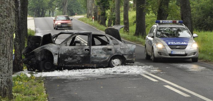 Artykuł: Auto uderzyło w drzewo. Stanęło w płomieniach