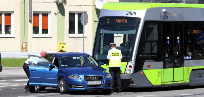 Kolizja samochodu z tramwajem w centrum Olsztyna [ZDJĘCIA]