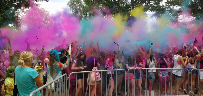 Artykuł: Olsztyn Holi Festival! Święto kolorów nad jeziorem Ukiel