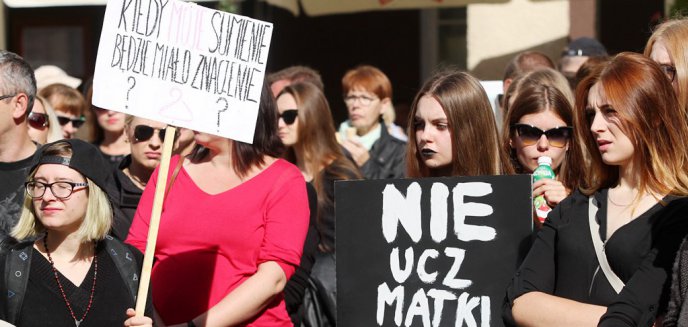 Czarny protest w Olsztynie. ''Posłowie budują piekło kobiet'' [ZDJĘCIA]