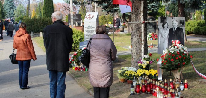 Artykuł: W Olsztynie sprzedają cegiełki na budowę warszawskiego pomnika Lecha Kaczyńskiego