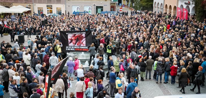 Czarny marsz zgromadził tłumy na ulicach Olsztyna [ZDJĘCIA]