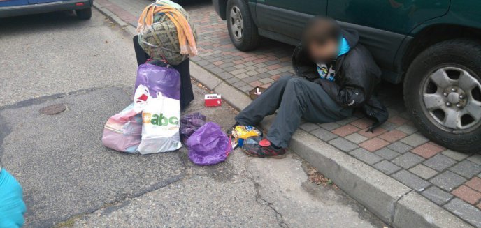 Młody mężczyzna leżał na ulicy. Nie było z nim kontaktu