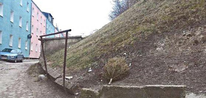 Skarpa spływa na ich bloki. Będzie naprawa muru oporowego