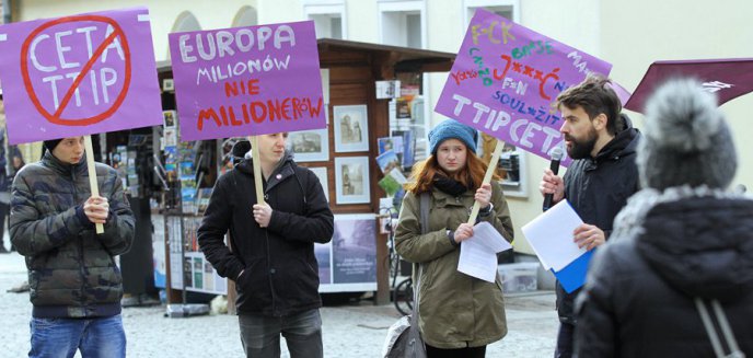 Artykuł: Garstka osób protestowała w Olsztynie przeciwko CETA i TTiP [ZDJĘCIA]