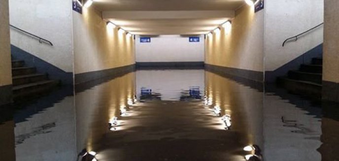 Tunel prowadzący na perony Dworca Głównego ponownie zalany