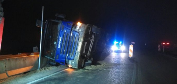 Artykuł: Ciężarówka przewróciła się na bok. Kierowca ukarany