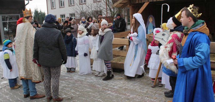 Artykuł: Kolędowanie przy szopce z Anią Brodą