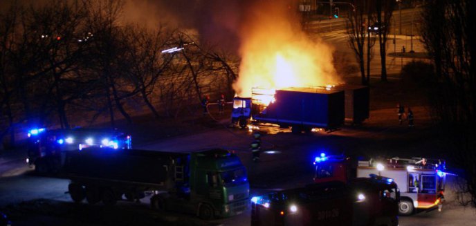 Dwie ciężarówki spłonęły przy ulicy Wyszyńskiego w Olsztynie [ZDJĘCIA, FILM]