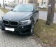 Samochód marki bmw zaparkowany na trawniku przy ulicy Dworcowej