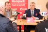 Andrzej Maciejewski (z prawej) podczas spotkania z dziennikarzami