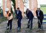 Symboliczne wbicie łopaty przy budowie ronda w Rozogach na skrzyżowaniu dróg krajowych nr 53 i 59