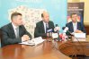 Spotkanie ministra zdrowia Konstantego Radziwiłła (w środku) z dziennikarzami w Urzędzie Wojewódzkim