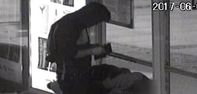 Artykuł: Okradł mężczyznę leżącego na przystanku autobusowym [FILM]