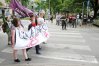 Manifestacja w obronie ulicy Dąbrowszczaków. W tle grupka narodowców