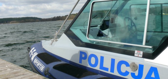 Artykuł: Żeglarze na jeziorze Ukiel w opałach. Pomogli policyjni wodniacy
