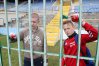 Kibice Stomilu malują ogrodzenie olsztyńskiego stadionu
