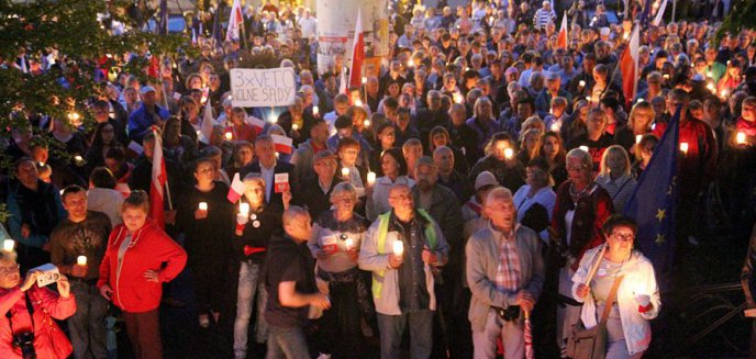 Artykuł: Protest w obronie sądów. W Olsztynie ponad pół tysiąca ''spacerowiczów'' [ZDJĘCIA, WIDEO]