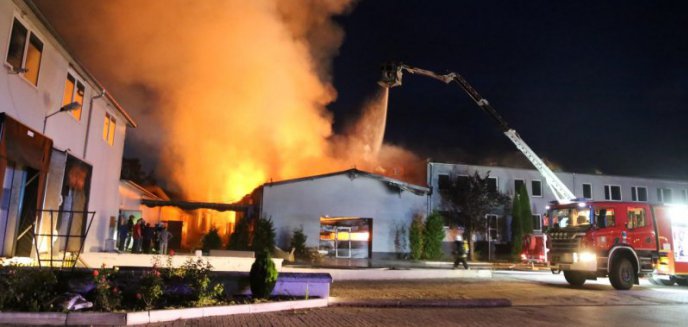 Płonęła fabryka mebli w Barczewie. Kłęby dymu widoczne nad Olsztynem