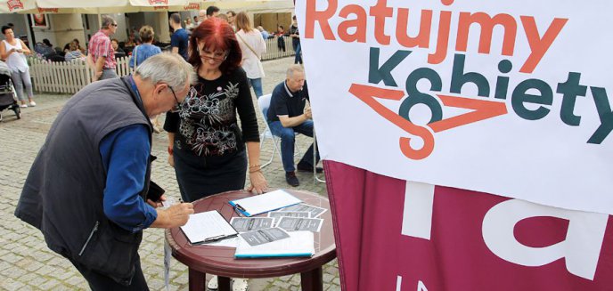 Artykuł: Chcą ratować kobiety. Zbierali podpisy na olsztyńskiej starówce [ZDJĘCIA]