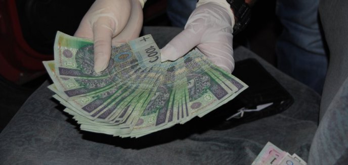 Artykuł: Na ulicy Partyzantów pieniądze wystawały z bankomatu. Wyciągnął je i zaniósł na policję