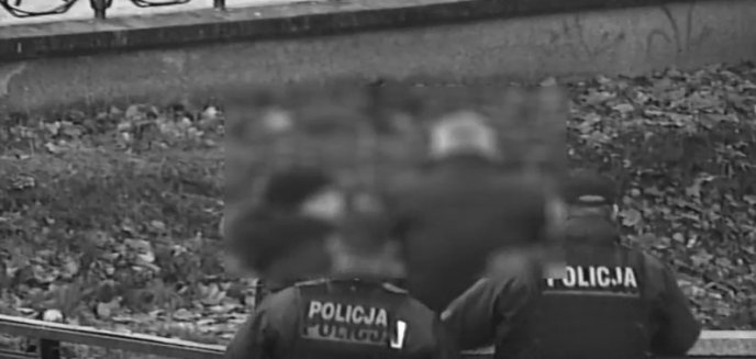 Chciał skoczyć z Mostu św. Jana. Uratowali go olsztyńscy policjanci [FILM]