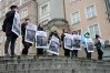 Pikieta pod miejskim ratuszem zorganizowana przez stowarzyszenie Otwarte Klatki
