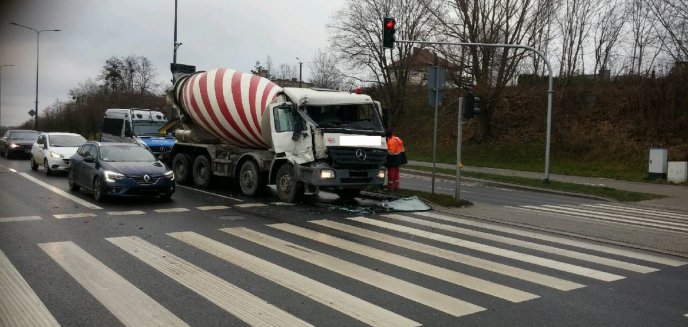 Zderzenie ciężarówek na ruchliwym skrzyżowaniu