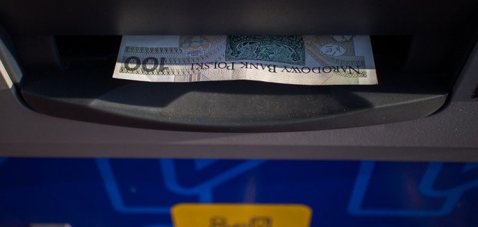 Pieniądze wystawały z olsztyńskiego bankomatu. Wyciągnęła je i zaniosła na policję