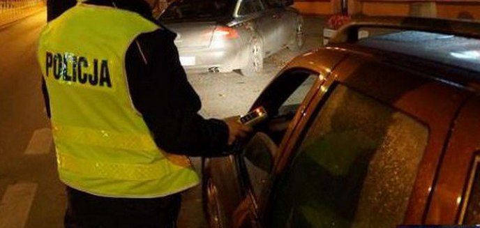 Artykuł: Pijany spychał na pobocze zepsute auto. Za kierownicą siedziała... pijana kobieta