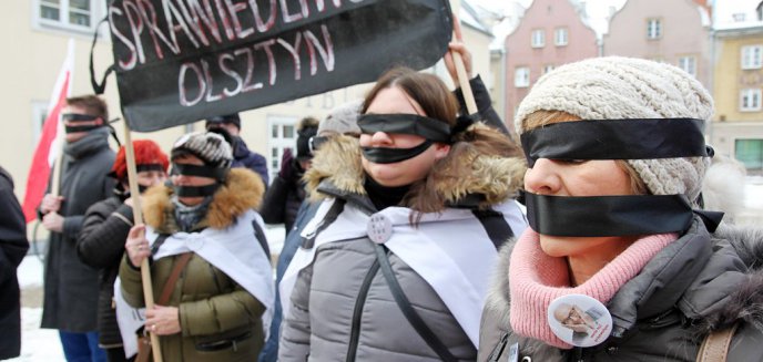 Artykuł: ''Skradziona sprawiedliwość''. Milczący protest na olsztyńskiej starówce [ZDJĘCIA]