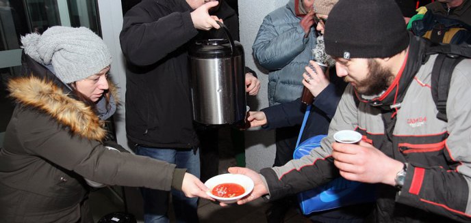 ''Spotkajmy się przy herbacie''. Wolontariusze pomagają ubogim i bezdomnym [ZDJĘCIA]