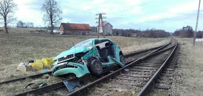 Artykuł: Auto wjechało na tory. Zderzyło się z pociągiem