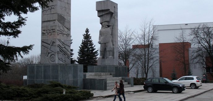 Artykuł: Pomalowali pomnik Dunikowskiego. Miasto żąda zwrotu kosztów za oczyszczenie