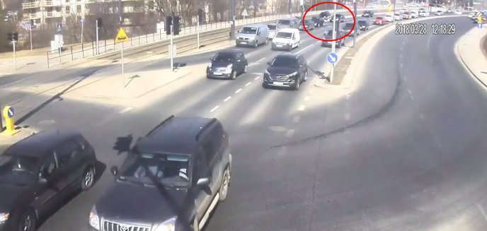 Samochód zawisł na krawężniku i wstrzymał ruch tramwajowy w Olsztynie [NAGRANIE ITS]