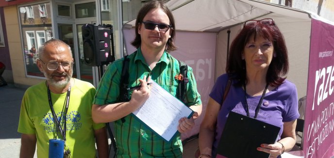 Artykuł: Chcą 7-godzinnego czasu pracy. Partia Razem zbierała podpisy na olsztyńskiej starówce