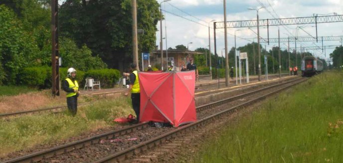 Artykuł: Tragedia na przejeździe kolejowym. Pociąg śmiertelnie potrącił kobietę